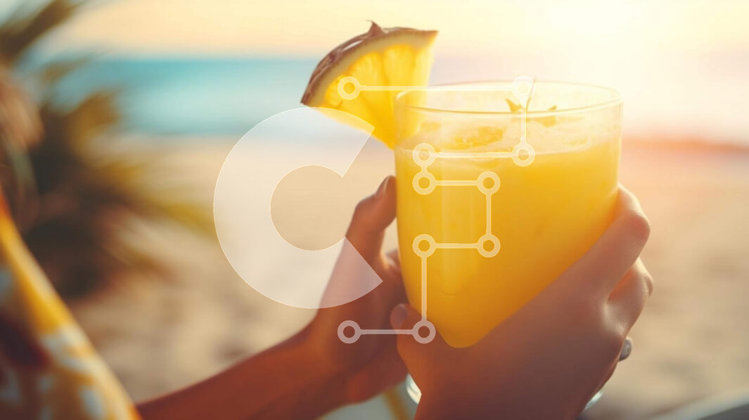 Intra Συλλεκτικό Ξύλινο Παζλ Plywood  4mm - Γυναίκα που κρατά ένα ποτό με γεύση πορτοκάλι στην παραλία Σε Ξύλινο Κουτί - Διαστάσεις: 10x10 cm – 25 κομμάτια