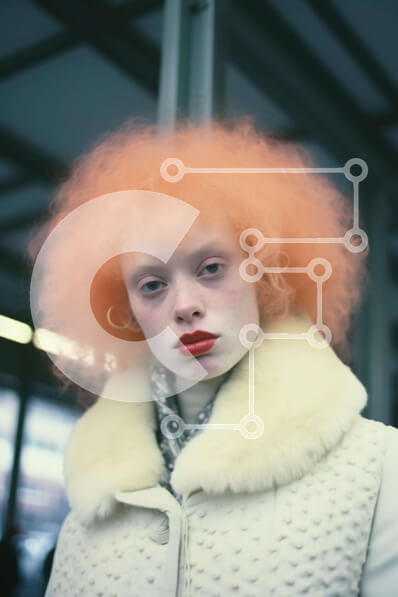 Intra Συλλεκτικό Ξύλινο Παζλ Plywood  4mm - Μοντέρνα γυναίκα με πορτοκαλί περούκα και κόκκινο κραγιόν Σε Ξύλινο Κουτί - Διαστάσεις Puzzle: 10x10 cm – 25 κομμάτια