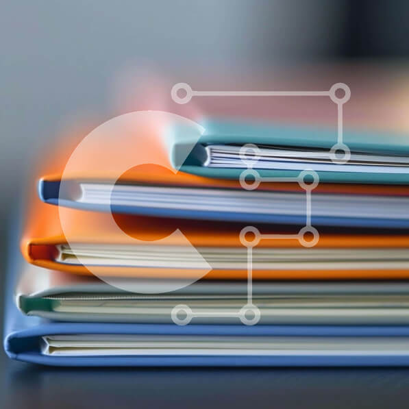 Intra Συλλεκτικό Ξύλινο Παζλ Plywood  4mm - Πολύχρωμη στοίβα βιβλίων με ανοιχτό βιβλίο Σε Ξύλινο Κουτί - Διαστάσεις Puzzle: 10x10 cm – 25 κομμάτια