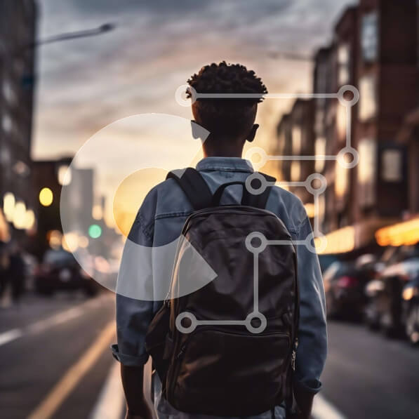 Intra Συλλεκτικό Ξύλινο Παζλ Plywood  4mm - Νεαρός άνδρας που περπατά στην αστική οδό στο ηλιοβασίλεμα Σε Ξύλινο Κουτί - Διαστάσεις Puzzle: 10x10 cm – 25 κομμάτια