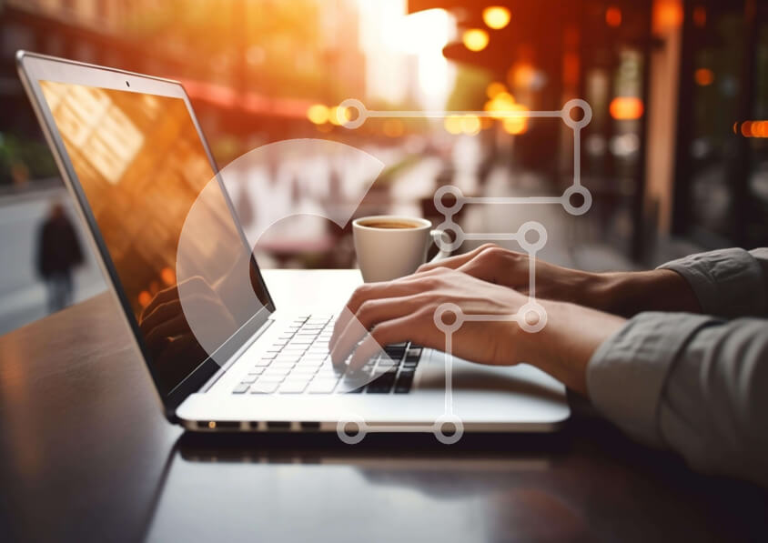 Intra Συλλεκτικό Ξύλινο Παζλ Plywood  4mm - Άτομο που εργάζεται σε φορητό υπολογιστή σε εξωτερικούς χώρους Σε Ξύλινο Κουτί - Διαστάσεις Puzzle: 10x10 cm – 25 κομμάτια