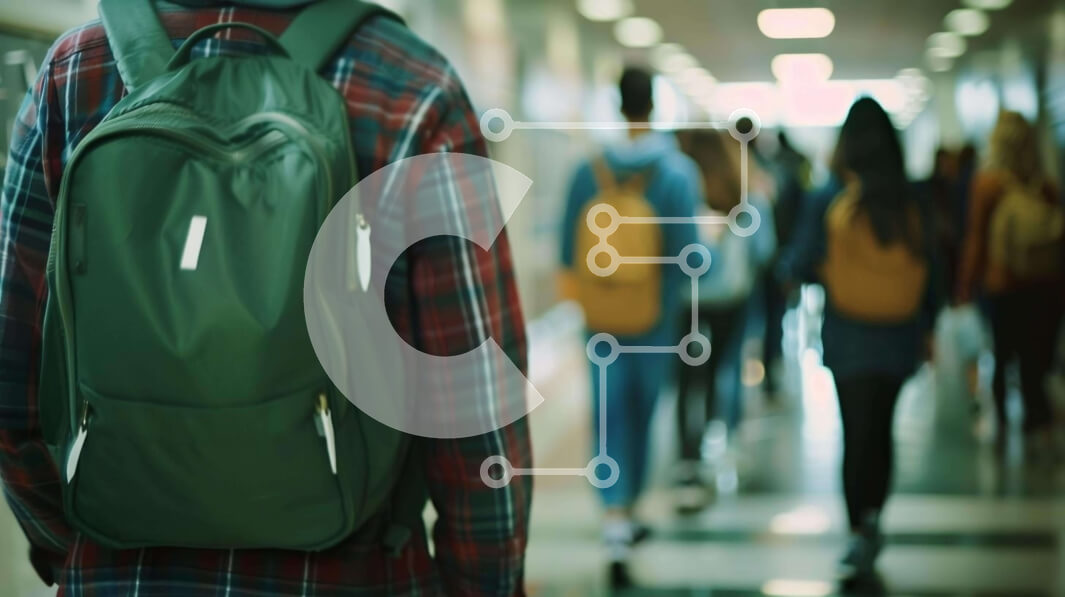 Intra Συλλεκτικό Ξύλινο Παζλ Plywood  4mm - Φοιτητές που περπατούν στο διάδρομο με τα σακίδια Σε Ξύλινο Κουτί - Διαστάσεις Puzzle: 10x10 cm – 25 κομμάτια