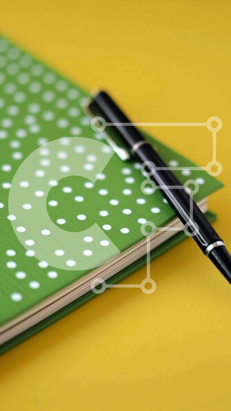 Intra Συλλεκτικό Ξύλινο Παζλ Plywood  4mm - Πράσινο σημειωματάριο με λευκές πουά και μαύρο στυλό Σε Ξύλινο Κουτί - Διαστάσεις: 10x10 cm – 25 κομμάτια