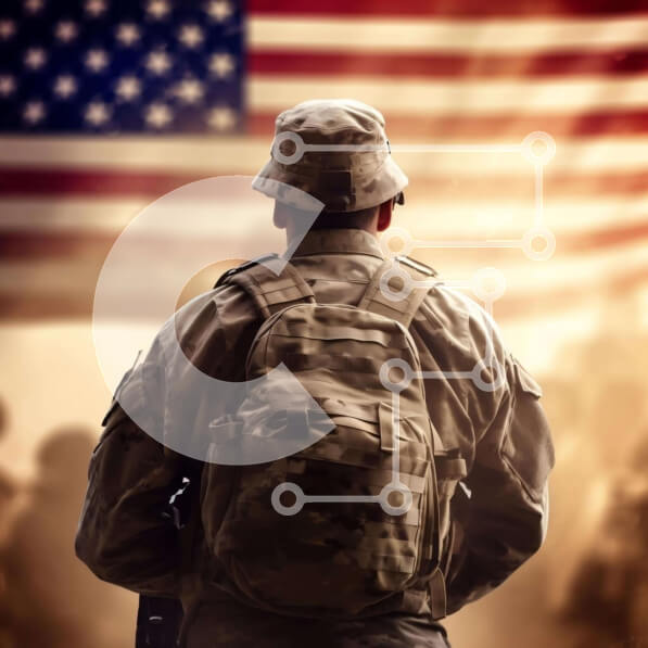 Intra Συλλεκτικό Ξύλινο Παζλ Plywood  4mm - Στρατιώτης που στέκεται μπροστά από την αμερικανική σημαία με ρούχα στρατιωτικού στυλ Σε Ξύλινο Κουτί - Διαστάσεις Puzzle: 10x10 cm – 25 κομμάτια