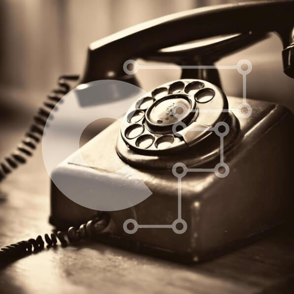 Intra Συλλεκτικό Ξύλινο Παζλ Plywood  4mm - Vintage τηλέφωνο σε ξύλινο τραπέζι Σε Ξύλινο Κουτί - Διαστάσεις: 10x10 cm – 25 κομμάτια