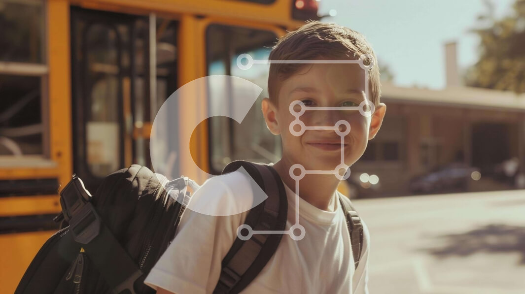 Intra Συλλεκτικό Ξύλινο Παζλ Plywood  4mm - Νεαρό αγόρι που στέκεται μπροστά από το πορτοκαλί σχολικό λεωφορείο Σε Ξύλινο Κουτί - Διαστάσεις Puzzle: 10x10 cm – 25 κομμάτια