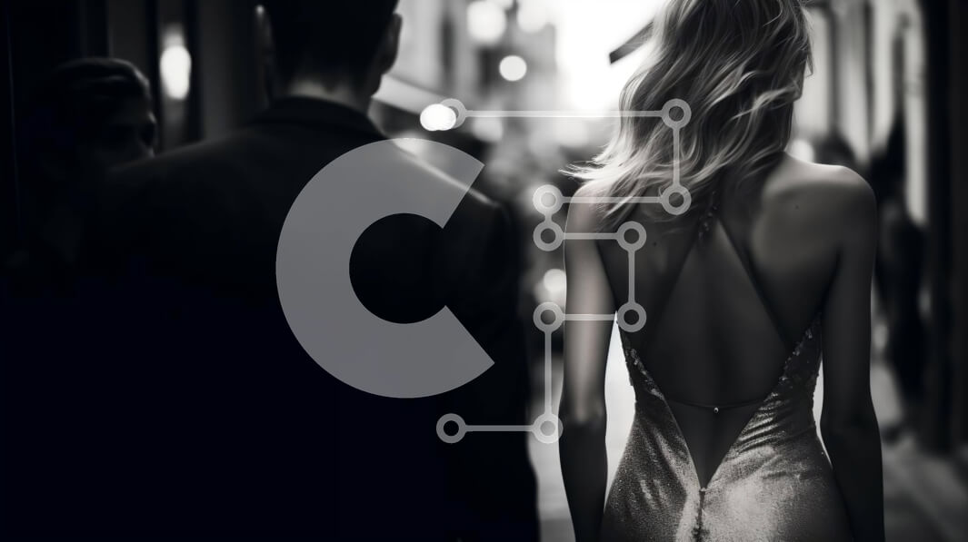 Intra Συλλεκτικό Ξύλινο Παζλ Plywood  4mm - Κομψή γυναίκα που περπατά στην πόλη Σε Ξύλινο Κουτί - Διαστάσεις Puzzle: 10x10 cm – 25 κομμάτια