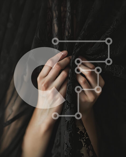 Intra Συλλεκτικό Ξύλινο Παζλ Plywood  4mm - Μυστηριώδης γυναίκα με τα χέρια τυλιγμένα σε μαύρη δαντέλα Σε Ξύλινο Κουτί - Διαστάσεις Puzzle: 10x10 cm – 25 κομμάτια