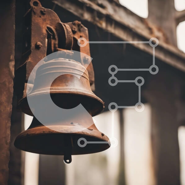 Intra Συλλεκτικό Ξύλινο Παζλ Plywood  4mm - Παλιά σκουριασμένη καμπάνα που κρέμεται από ένα κτίριο Σε Ξύλινο Κουτί - Διαστάσεις Puzzle: 10x10 cm – 25 κομμάτια