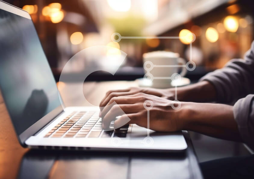 Intra Συλλεκτικό Ξύλινο Παζλ Plywood  4mm - Άτομο που πληκτρολογεί σε φορητό υπολογιστή με κούπες και φλιτζάνια καφέ Σε Ξύλινο Κουτί - Διαστάσεις Puzzle: 10x10 cm – 25 κομμάτια