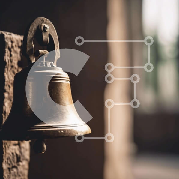 Intra Συλλεκτικό Ξύλινο Παζλ Plywood  4mm - Παλιά καμπάνα που κρέμεται στον πέτρινο τοίχο Σε Ξύλινο Κουτί - Διαστάσεις: 10x10 cm – 25 κομμάτια