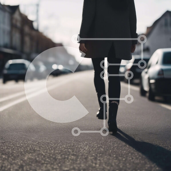 Intra Συλλεκτικό Ξύλινο Παζλ Plywood  4mm - Γυναίκα που περπατά στο δρόμο με σταθμευμένα αυτοκίνητα Σε Ξύλινο Κουτί - Διαστάσεις Puzzle: 10x10 cm – 25 κομμάτια