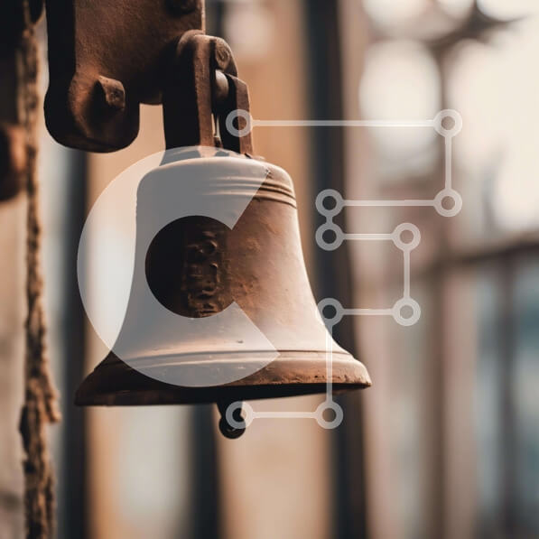 Intra Συλλεκτικό Ξύλινο Παζλ Plywood  4mm - Παλιά σκουριασμένη καμπάνα που κρέμεται από μια αλυσίδα Σε Ξύλινο Κουτί - Διαστάσεις Puzzle: 10x10 cm – 25 κομμάτια