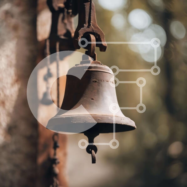 Intra Συλλεκτικό Ξύλινο Παζλ Plywood  4mm - Παλιά καμπάνα που κρέμεται στον ξύλινο τοίχο Σε Ξύλινο Κουτί - Διαστάσεις: 10x10 cm – 25 κομμάτια