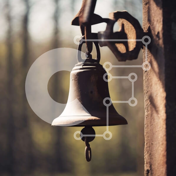 Intra Συλλεκτικό Ξύλινο Παζλ Plywood  4mm - Σκουριασμένο κουδούνι που κρέμεται από παλιό ξύλινο κτίριο Σε Ξύλινο Κουτί - Διαστάσεις Puzzle: 10x10 cm – 25 κομμάτια