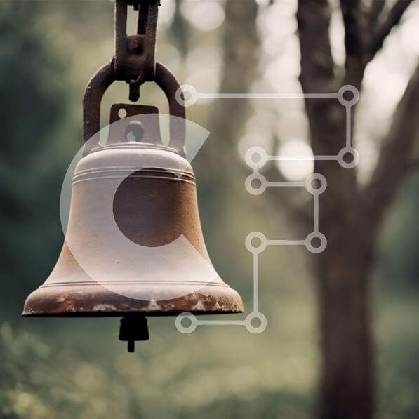 Intra Συλλεκτικό Ξύλινο Παζλ Plywood  4mm - Παλιά σκουριασμένη καμπάνα που κρέμεται μπροστά από τα δέντρα Σε Ξύλινο Κουτί - Διαστάσεις Puzzle: 10x10 cm – 25 κομμάτια