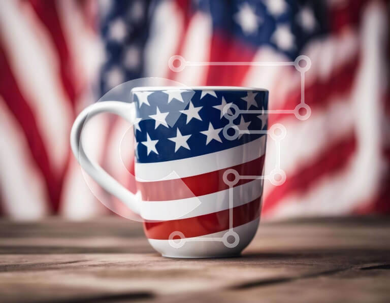 Intra Συλλεκτικό Ξύλινο Παζλ Plywood  4mm - Κούπα καφέ αμερικανικής σημαίας σε ξύλινο φόντο Σε Ξύλινο Κουτί - Διαστάσεις: 10x10 cm – 25 κομμάτια