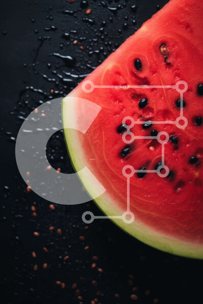 Intra Συλλεκτικό Ξύλινο Παζλ Plywood  4mm - Φρεσκοκομμένο καρπούζι σε μαύρο φόντο με σταγόνες βροχής Σε Ξύλινο Κουτί - Διαστάσεις: 10x10 cm – 25 κομμάτια