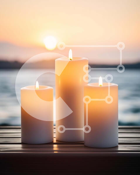 Intra Συλλεκτικό Ξύλινο Παζλ Plywood  4mm - Λευκά κεριά στο ξύλινο κατάστρωμα στο ηλιοβασίλεμα Σε Ξύλινο Κουτί - Διαστάσεις Puzzle: 10x10 cm – 25 κομμάτια