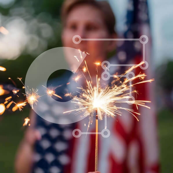 Intra Συλλεκτικό Ξύλινο Παζλ Plywood  4mm - Γυναίκα που γιορτάζει την 4η Ιουλίου με βεγγαλικά και πυροτεχνήματα αμερικανικής σημαίας Σε Ξύλινο Κουτί - Διαστάσεις: 10x10 cm – 25 κομμάτια