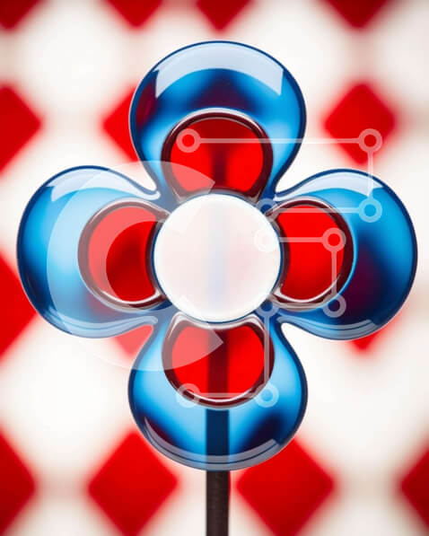 Intra Συλλεκτικό Ξύλινο Παζλ Plywood  4mm - Κόκκινο, λευκό και μπλε αντικείμενο σε σχήμα λουλουδιού σε καρό φόντο Σε Ξύλινο Κουτί - Διαστάσεις: 10x10 cm – 25 κομμάτια