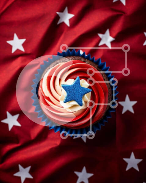 Σετ των 2 Intra Συλλεκτικό Ξύλινο Παζλ Plywood  4mm - Πατριωτικό Cupcake σε τραπεζομάντιλο αμερικανικής σημαίας Σε Ξύλινο Κουτί - Διαστάσεις: 10x10 cm – 25 κομμάτια