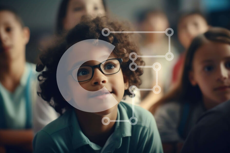 Intra Συλλεκτικό Ξύλινο Παζλ Plywood  4mm - Νεαρό αγόρι στην τάξη με πολλούς παρατηρητές Σε Ξύλινο Κουτί - Διαστάσεις Puzzle: 10x10 cm – 25 κομμάτια