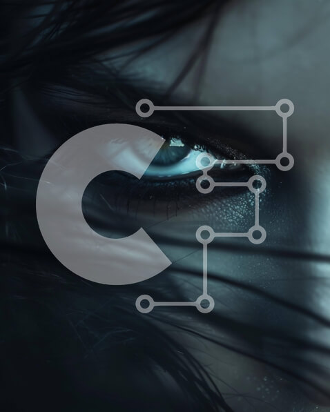 Intra Συλλεκτικό Ξύλινο Παζλ Plywood  4mm - Κοντινό πλάνο πορτρέτο γυναίκας με σκούρα μαλλιά και μπλε μάτια Σε Ξύλινο Κουτί - Διαστάσεις Puzzle: 10x10 cm – 25 κομμάτια