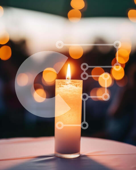 Intra Συλλεκτικό Ξύλινο Παζλ Plywood  4mm - Μονό κερί σε υπαίθριο τραπέζι το βράδυ με κόσμο Σε Ξύλινο Κουτί - Διαστάσεις Puzzle: 10x10 cm – 25 κομμάτια