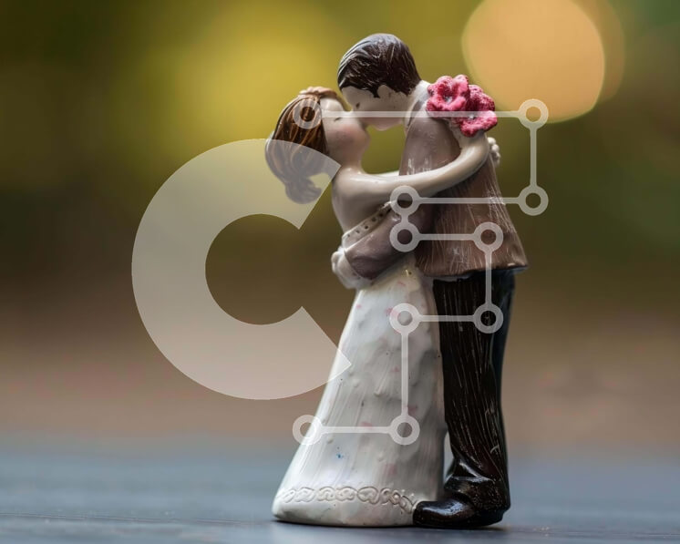 Intra Συλλεκτικό Ξύλινο Παζλ Plywood  4mm - Ειδώλιο νύφης και γαμπρού που αγκαλιάζονται Σε Ξύλινο Κουτί - Διαστάσεις Puzzle: 10x10 cm – 25 κομμάτια