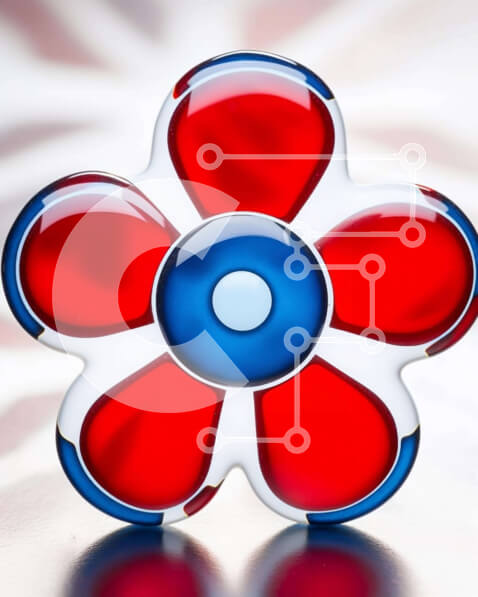 Intra Συλλεκτικό Ξύλινο Παζλ Plywood  4mm - Κόκκινο, λευκό και μπλε αντικείμενο σε σχήμα λουλουδιού με σημαίες Σε Ξύλινο Κουτί - Διαστάσεις: 10x10 cm – 25 κομμάτια