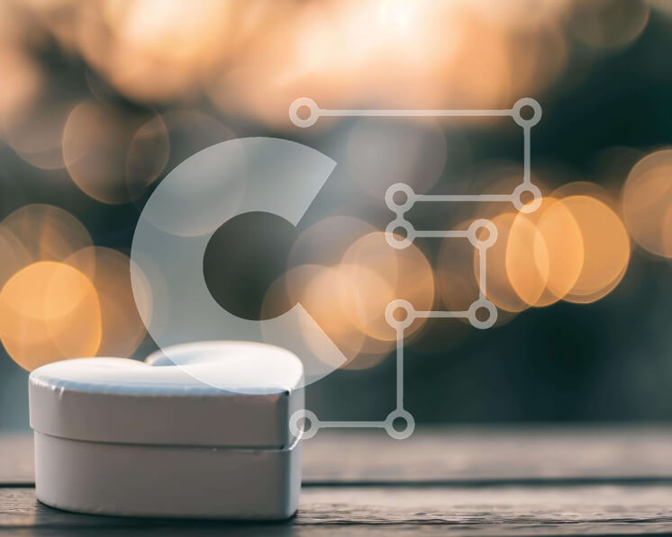 Intra Συλλεκτικό Ξύλινο Παζλ Plywood  4mm - Λευκό κουτί σε σχήμα καρδιάς σε ξύλινο τραπέζι Σε Ξύλινο Κουτί - Διαστάσεις: 10x10 cm – 25 κομμάτια