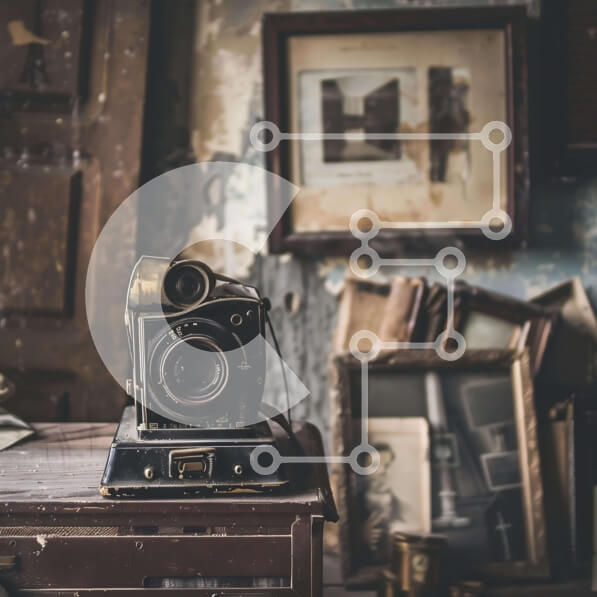 Intra Συλλεκτικό Ξύλινο Παζλ Plywood  4mm - Vintage κάμερα σε ξύλινο τραπέζι σε εγκαταλελειμμένο δωμάτιο Σε Ξύλινο Κουτί - Διαστάσεις: 10x10 cm – 25 κομμάτια