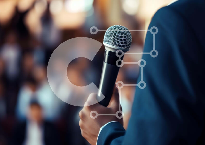 Intra Συλλεκτικό Ξύλινο Παζλ Plywood  4mm - Άνθρωπος που μιλά στην εκδήλωση με μικρόφωνο Σε Ξύλινο Κουτί - Διαστάσεις Puzzle: 10x10 cm – 25 κομμάτια