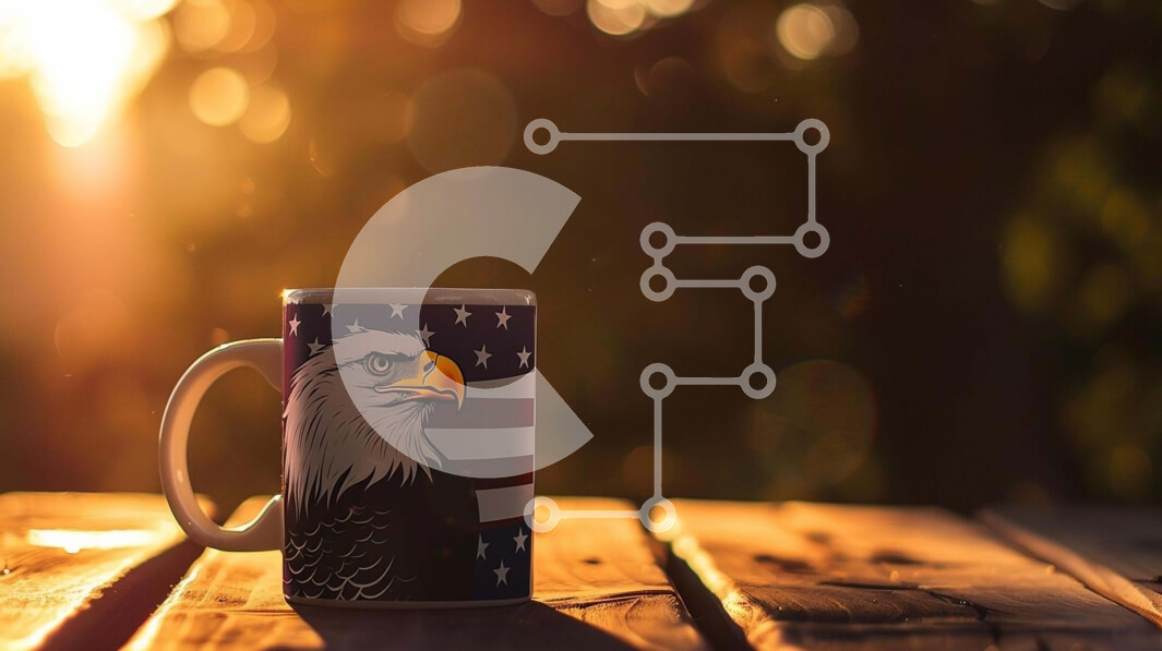 Intra Συλλεκτικό Ξύλινο Παζλ Plywood  4mm - Πατριωτική κούπα καφέ σε ξύλινο τραπέζι με σχέδιο αετού Σε Ξύλινο Κουτί - Διαστάσεις Puzzle: 10x10 cm – 25 κομμάτια