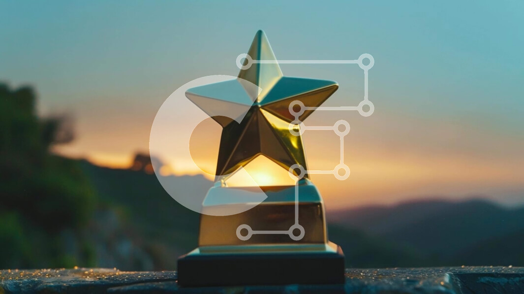 Intra Συλλεκτικό Ξύλινο Παζλ Plywood  4mm - Χρυσό τρόπαιο αστεριών στο υπαίθριο τραπέζι στο ηλιοβασίλεμα Σε Ξύλινο Κουτί - Διαστάσεις: 10x10 cm – 25 κομμάτια