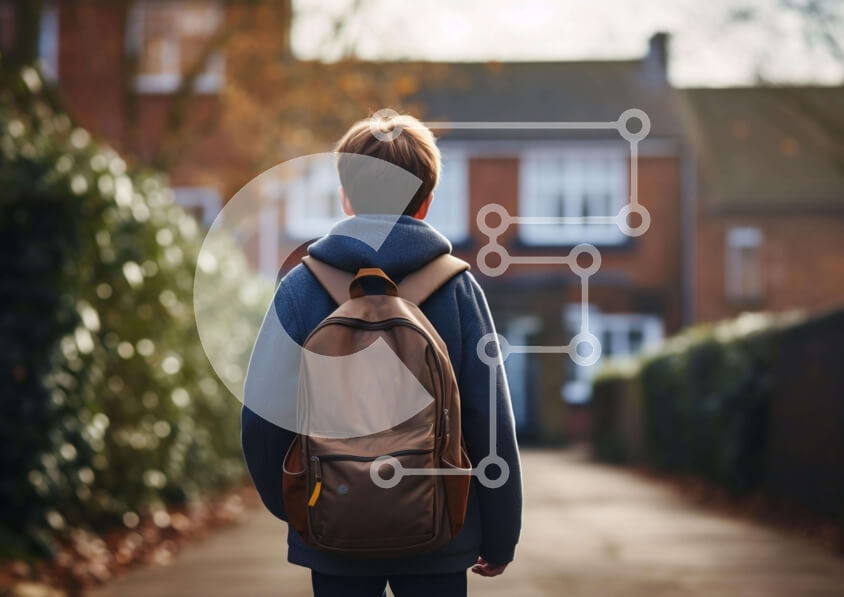 Intra Συλλεκτικό Ξύλινο Παζλ Plywood  4mm - Νεαρό αγόρι που περπατά στο σοκάκι με το σακίδιο Σε Ξύλινο Κουτί - Διαστάσεις Puzzle: 10x10 cm – 25 κομμάτια