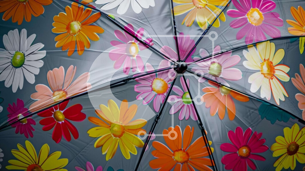 Intra Συλλεκτικό Ξύλινο Παζλ Plywood  4mm - Πολύχρωμη ομπρέλα λουλουδιών στο σκοτεινό δωμάτιο Σε Ξύλινο Κουτί - Διαστάσεις Puzzle: 10x10 cm – 25 κομμάτια