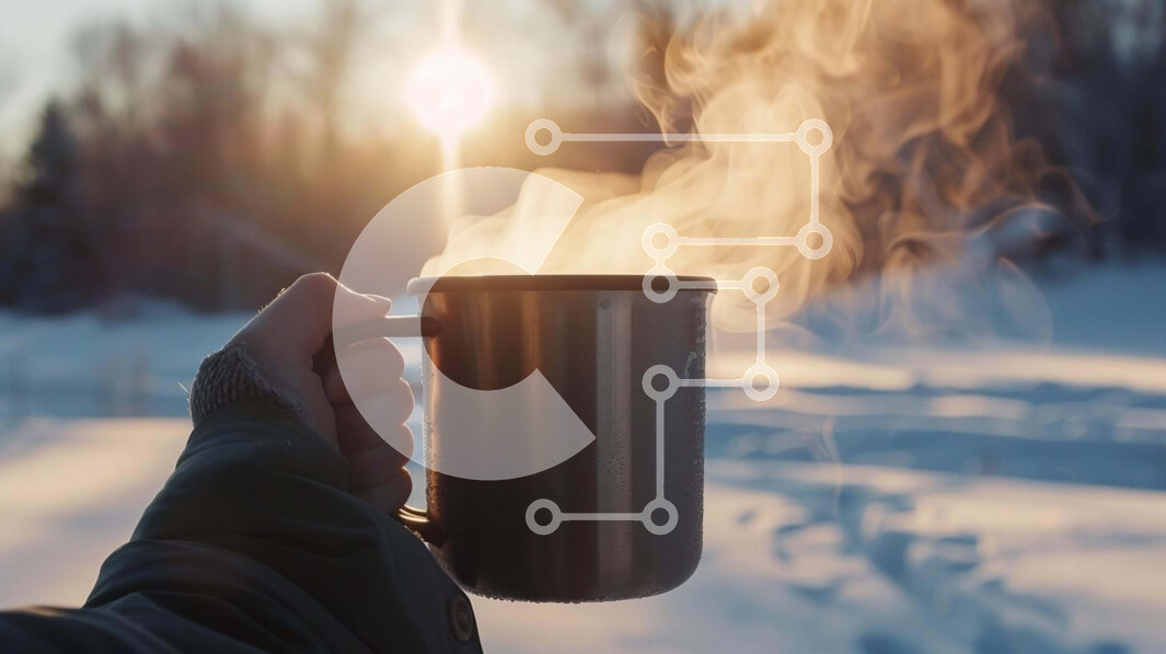 Intra Συλλεκτικό Ξύλινο Παζλ Plywood  4mm - Άτομο που κρατά μονωμένο φλιτζάνι καφέ στο χιονισμένο τοπίο Σε Ξύλινο Κουτί - Διαστάσεις Puzzle: 10x10 cm – 25 κομμάτια