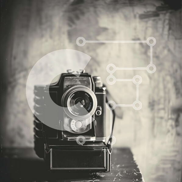 Intra Συλλεκτικό Ξύλινο Παζλ Plywood  4mm - Vintage κάμερα σε ξύλινο τραπέζι Σε Ξύλινο Κουτί - Διαστάσεις: 10x10 cm – 25 κομμάτια