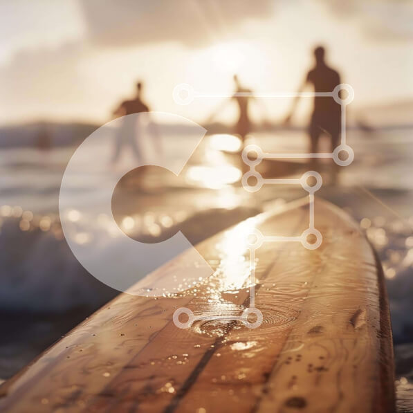 Intra Συλλεκτικό Ξύλινο Παζλ Plywood  4mm - Σέρφερ στον ωκεανό με επισκέπτες στην παραλία Σε Ξύλινο Κουτί - Διαστάσεις Puzzle: 10x10 cm – 25 κομμάτια