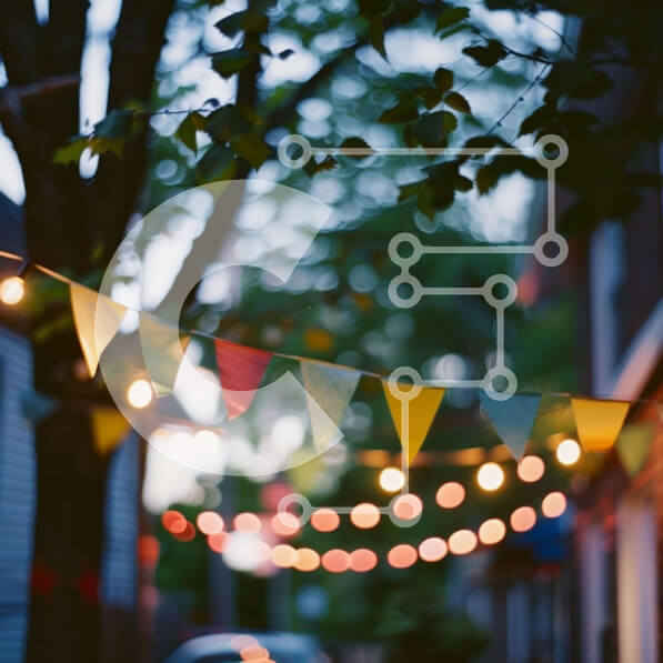 Intra Συλλεκτικό Ξύλινο Παζλ Plywood  4mm - Πολύχρωμες σημαίες σε μια σκηνή του δρόμου Σε Ξύλινο Κουτί - Διαστάσεις Puzzle: 10x10 cm – 25 κομμάτια