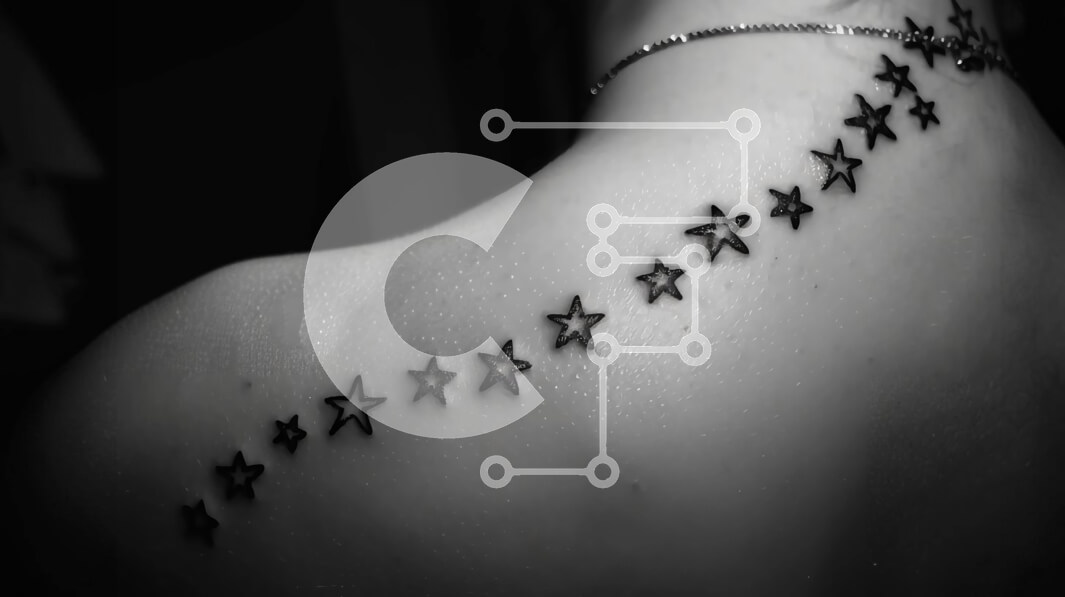 Intra Συλλεκτικό Ξύλινο Παζλ Plywood  4mm - Ασπρόμαυρη εικόνα της πλάτης της γυναίκας με τατουάζ αστέρι Σε Ξύλινο Κουτί - Διαστάσεις Puzzle: 10x10 cm – 25 κομμάτια