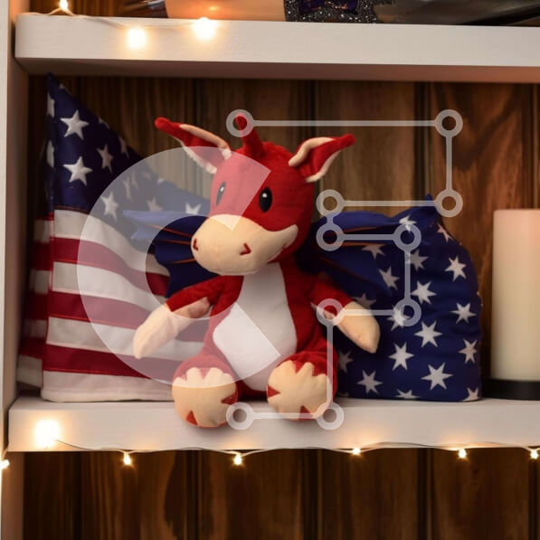 Intra Συλλεκτικό Ξύλινο Παζλ Plywood  4mm - Κόκκινο και άσπρο γεμιστό δράκο σε ράφια με αμερικανική σημαία Σε Ξύλινο Κουτί - Διαστάσεις: 10x10 cm – 25 κομμάτια