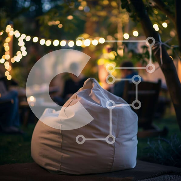 Intra Συλλεκτικό Ξύλινο Παζλ Plywood  4mm - Καρέκλα White Bean Bag σε εξωτερικό περιβάλλον με ανθρώπους Σε Ξύλινο Κουτί - Διαστάσεις Puzzle: 10x10 cm – 25 κομμάτια