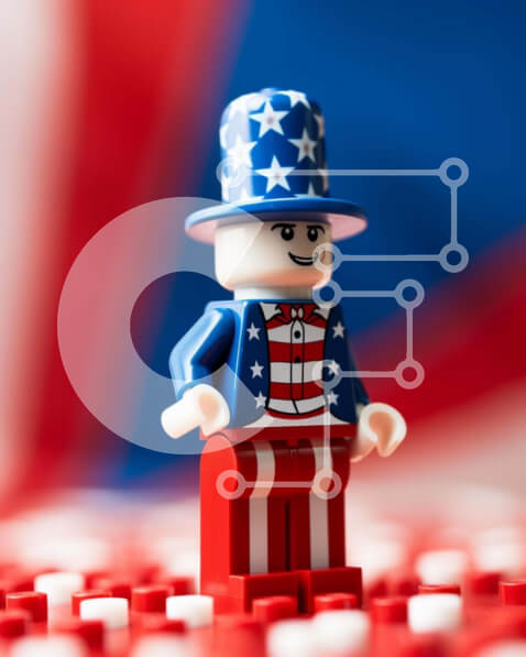 Intra Συλλεκτικό Ξύλινο Παζλ Plywood  4mm - Φιγούρα Lego με αμερικανική πατριωτική ενδυμασία σε κόκκινο, λευκό και μπλε μπλοκ Σε Ξύλινο Κουτί - Διαστάσεις: 10x10 cm – 25 κομμάτια