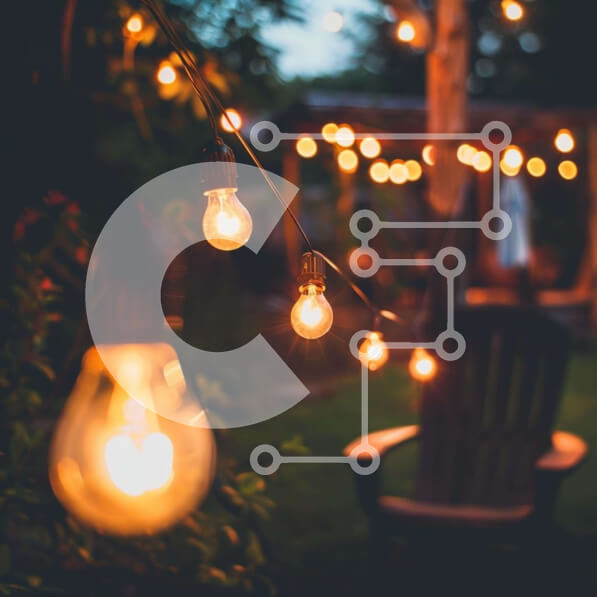 Intra Συλλεκτικό Ξύλινο Παζλ Plywood  4mm - Φώτα χορδών και Ξύλινες καρέκλες σε εξωτερικούς χώρους Σε Ξύλινο Κουτί - Διαστάσεις Puzzle: 10x10 cm – 25 κομμάτια