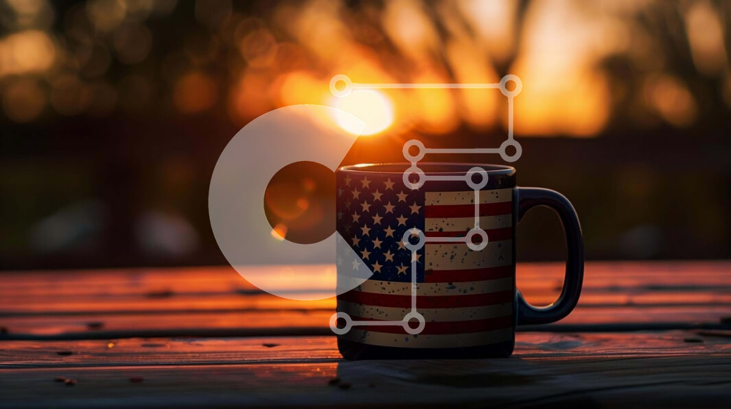 Σετ των 2 Intra Συλλεκτικό Ξύλινο Παζλ Plywood  4mm - Μαύρη κούπα καφέ με σχέδιο αμερικανικής σημαίας σε ξύλινο τραπέζι στο ηλιοβασίλεμα Σε Ξύλινο Κουτί - Διαστάσεις: 10x10 cm – 25 κομμάτια