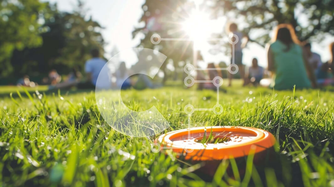 Intra Συλλεκτικό Ξύλινο Παζλ Plywood  4mm - Ομάδα ανθρώπων που απολαμβάνει με το πορτοκαλί φρίσμπι στο πάρκο Σε Ξύλινο Κουτί - Διαστάσεις Puzzle: 10x10 cm – 25 κομμάτια