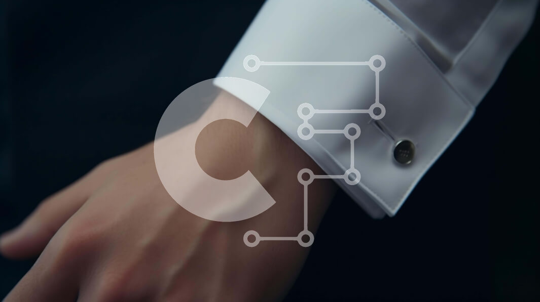 Intra Συλλεκτικό Ξύλινο Παζλ Plywood  4mm - Κοντινό πλάνο του ανδρικού χεριού με μανσέτα πουκάμισου φορέματος και καφέ παπούτσια Σε Ξύλινο Κουτί - Διαστάσεις Puzzle: 10x10 cm – 25 κομμάτια